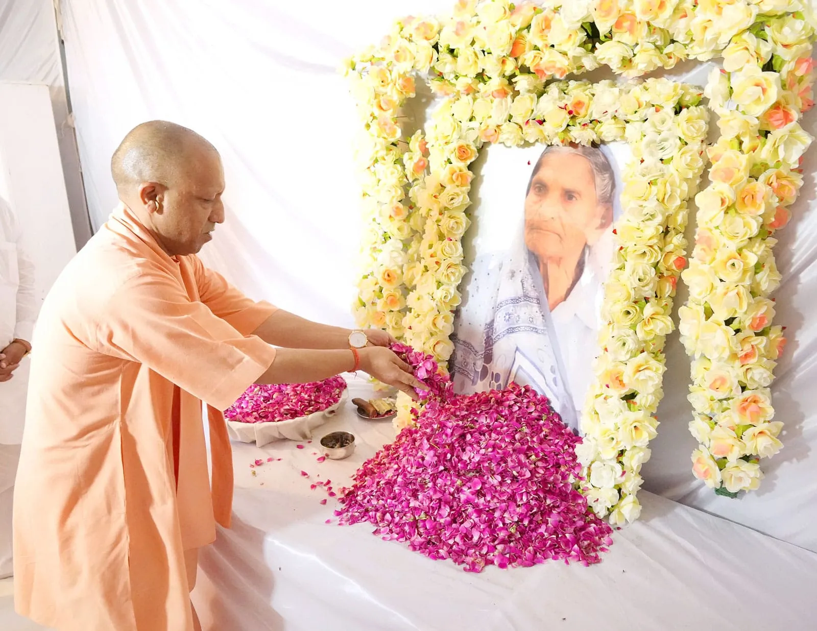 मुख्यमंत्री योगी आदित्यनाथ ने भाजपा नेता धर्मपाल जी की माता जी को दी श्रद्धांजलि