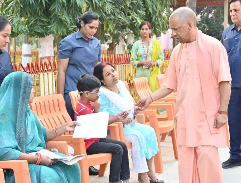 मुख्यमंत्री योगी आदित्यनाथ ने जनता दर्शन में सुनीं लोगों की समस्याएं, अधिकारियों को त्वरित समाधान के निर्देश